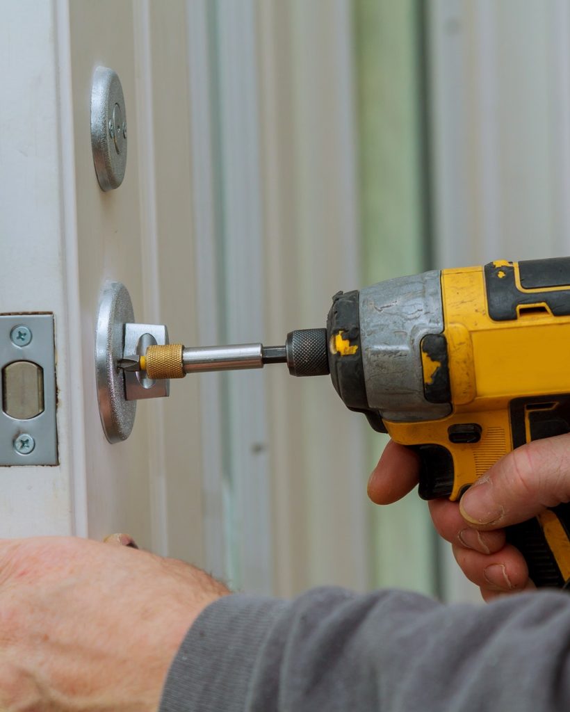 install-the-door-handle-with-a-lock.jpg